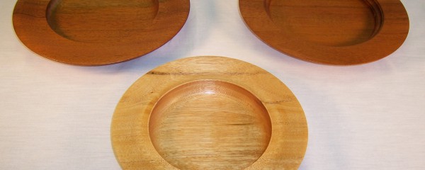 Plates in walnut and mahogany